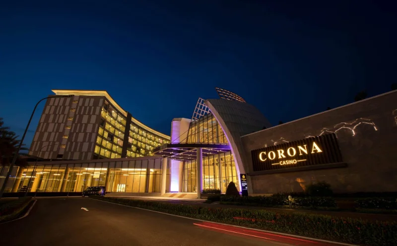 Corona nằm trong khu phức hợp vui chơi và nghỉ dưỡng của VinOasis